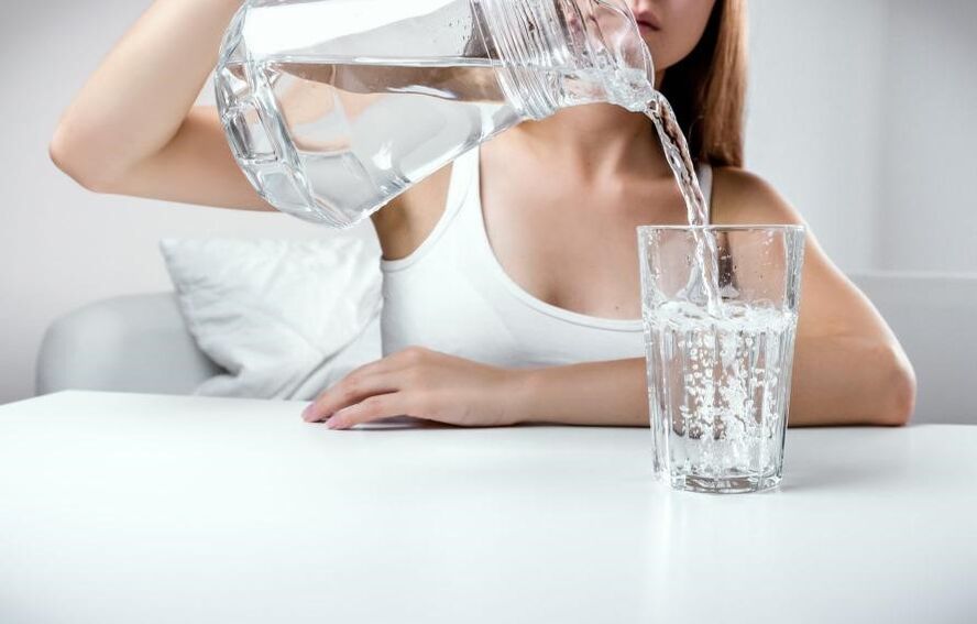 Το άφθονο ποτό βοηθά στη θεραπεία της κυστίτιδας